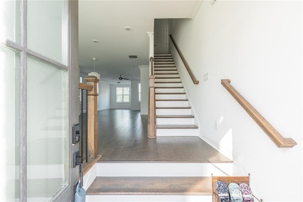3 bedroom, 4 bathroom, 2,044 sq ft townhouse for sale at 4570 Sims Park Ovlk, Suwanee, GA 30024 — photo 4