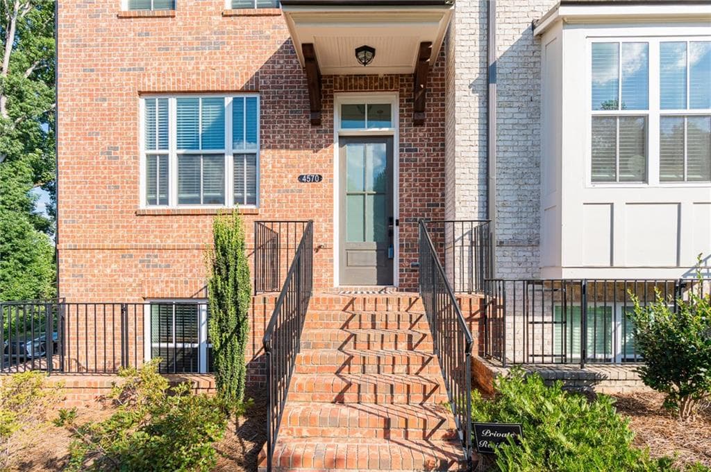 3 bedroom, 4 bathroom, 2,044 sq ft townhouse for sale at 4570 Sims Park Ovlk, Suwanee, GA 30024 — photo 3