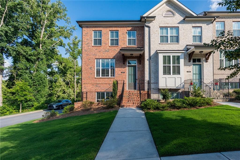 3 bedroom, 4 bathroom, 2,044 sq ft townhouse for sale at 4570 Sims Park Ovlk, Suwanee, GA 30024 — photo 2