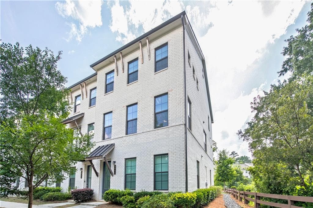 4 bedroom, 4 bathroom, 2,295 sq ft townhouse for sale at 3005 Poppy Lane, Roswell, GA 30076
