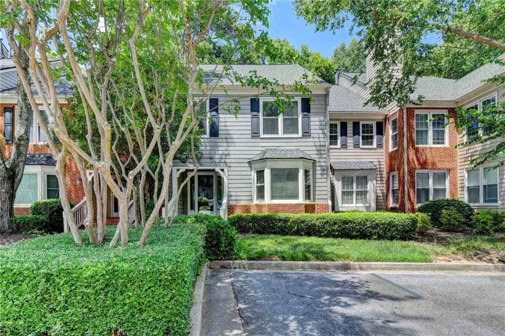 4 bedroom, 4 bathroom, 2,802 sq ft condominium for sale at 1006 Camden Court, Atlanta, GA 30327 — photo 2