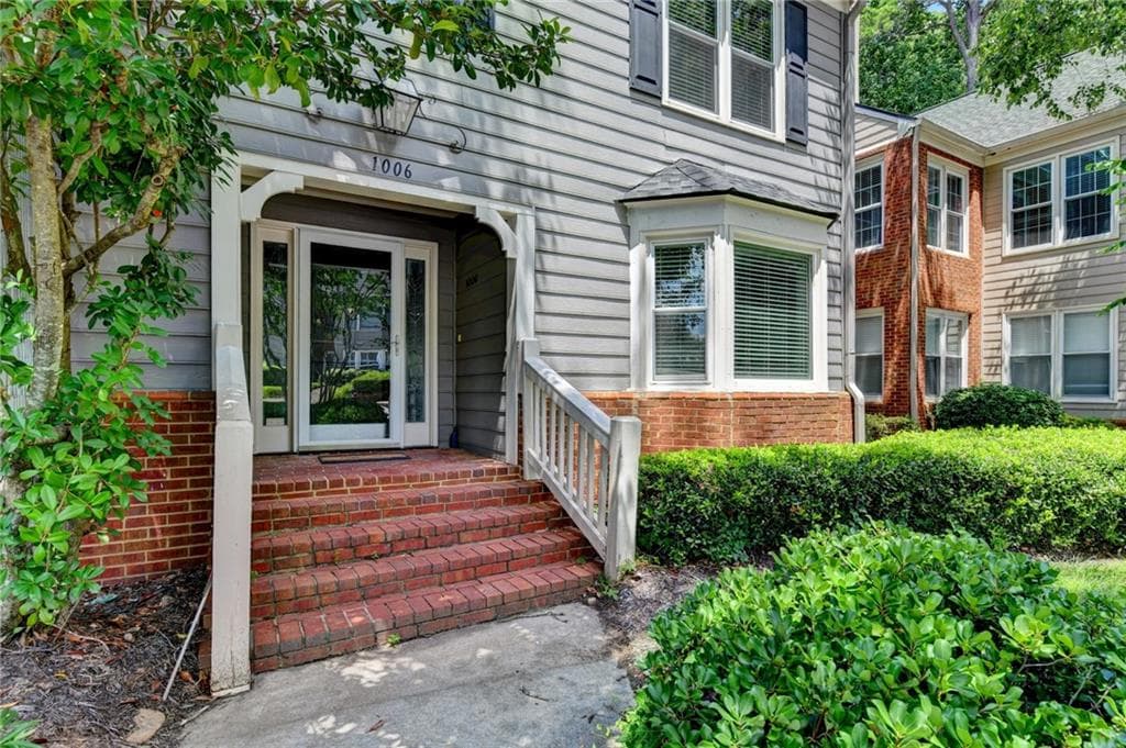 4 bedroom, 4 bathroom, 2,802 sq ft condominium for sale at 1006 Camden Court, Atlanta, GA 30327 — photo 4