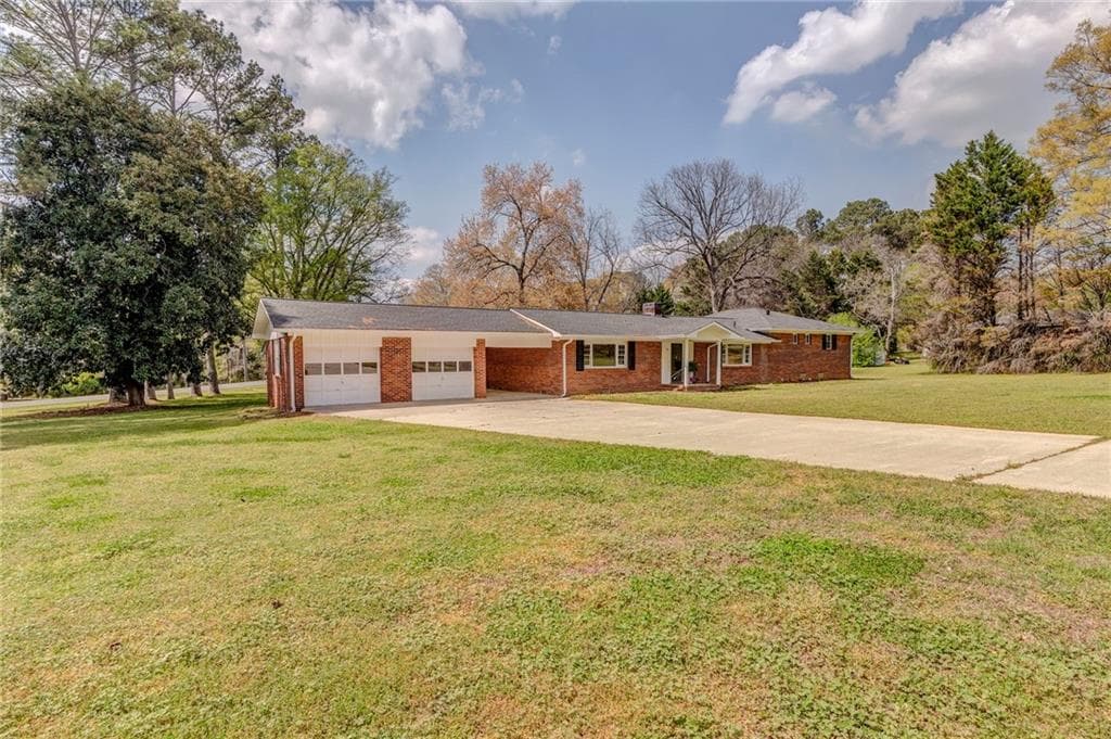 3 bedroom, 2 bathroom, 3,295 sq ft single family residence for sale at 207 John Phillips Road, Cedartown, GA 30125 — photo 2