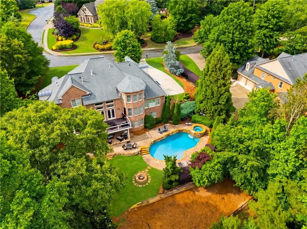 6 bedroom, 5 bathroom, 6,753 sq ft single family residence under contract at 1032 Windsor Green Drive, Canton, GA 30115 — photo 2