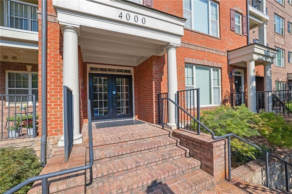 1 bedroom, 1 bathroom, 950 sq ft condominium for sale at 2300 Peachford Road 4204, Atlanta, GA 30338 — photo 2