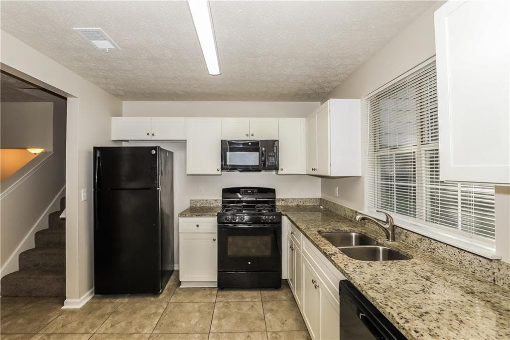 3 bedroom, 3 bathroom, 1,472 sq ft single family residence for sale at 1361 Wrens Court, Jonesboro, GA 30238 — photo 6