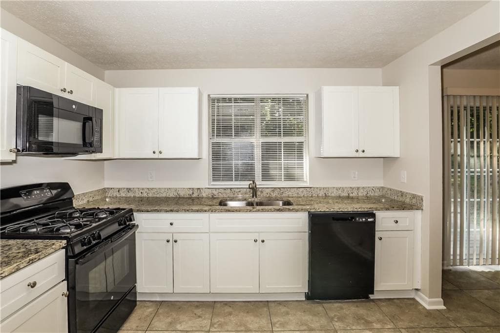 3 bedroom, 3 bathroom, 1,472 sq ft single family residence for sale at 1361 Wrens Court, Jonesboro, GA 30238 — photo 7
