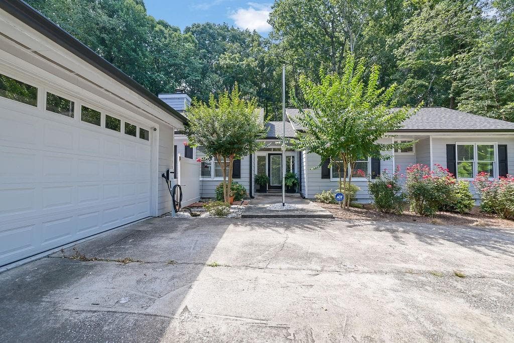 3 bedroom, 3 bathroom, 2,067 sq ft single family residence for sale at 1980 Westwood Circle, Smyrna, GA 30080 — photo 4