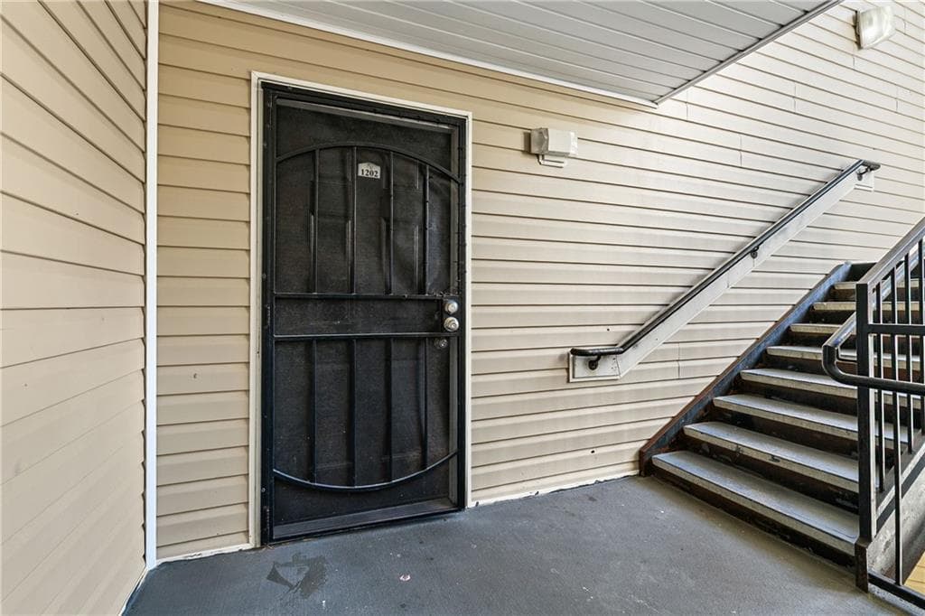 3 bedroom, 2 bathroom, 1,292 sq ft condominium for sale at 1202 Fairington Village Drive, Lithonia, GA 30038 — photo 3
