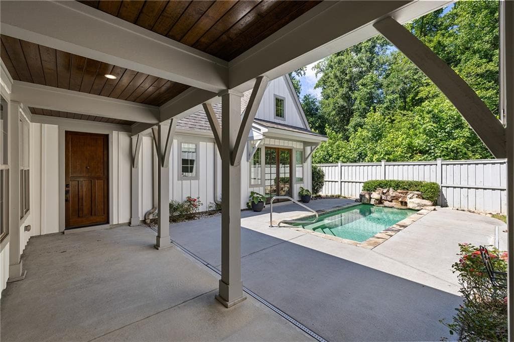 3 bedroom, 3 bathroom, 2,380 sq ft single family residence under contract at 225 Arbor Garden Circle, Newnan, GA 30265 — photo 3