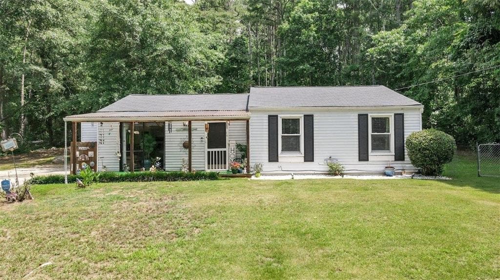 3 bedroom, 2 bathroom, 1,040 sq ft single family residence for sale at 3184 Newcastle Way, Snellville, GA 30039 — photo 1 of 38