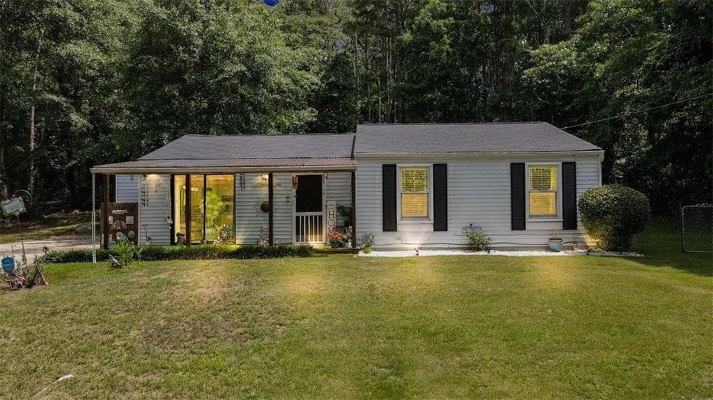 3 bedroom, 2 bathroom, 1,040 sq ft single family residence for sale at 3184 Newcastle Way, Snellville, GA 30039 — photo 2