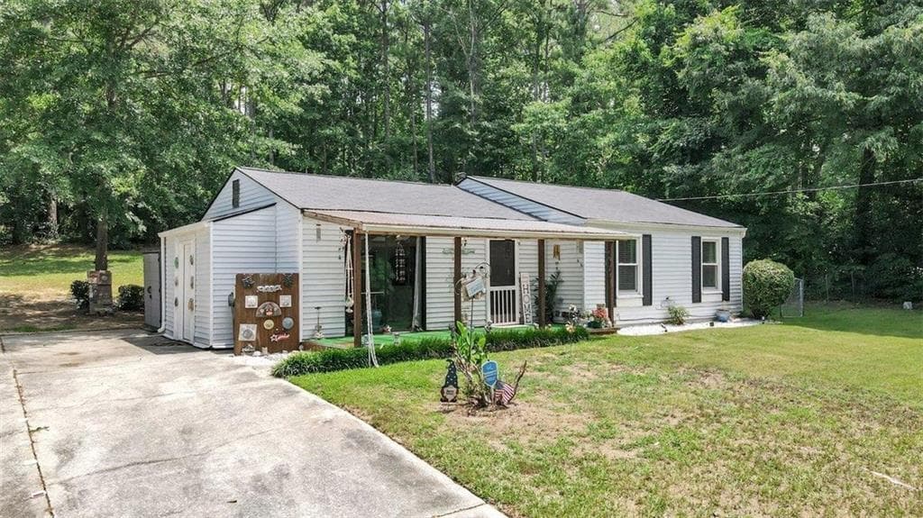 3 bedroom, 2 bathroom, 1,040 sq ft single family residence for sale at 3184 Newcastle Way, Snellville, GA 30039 — photo 4