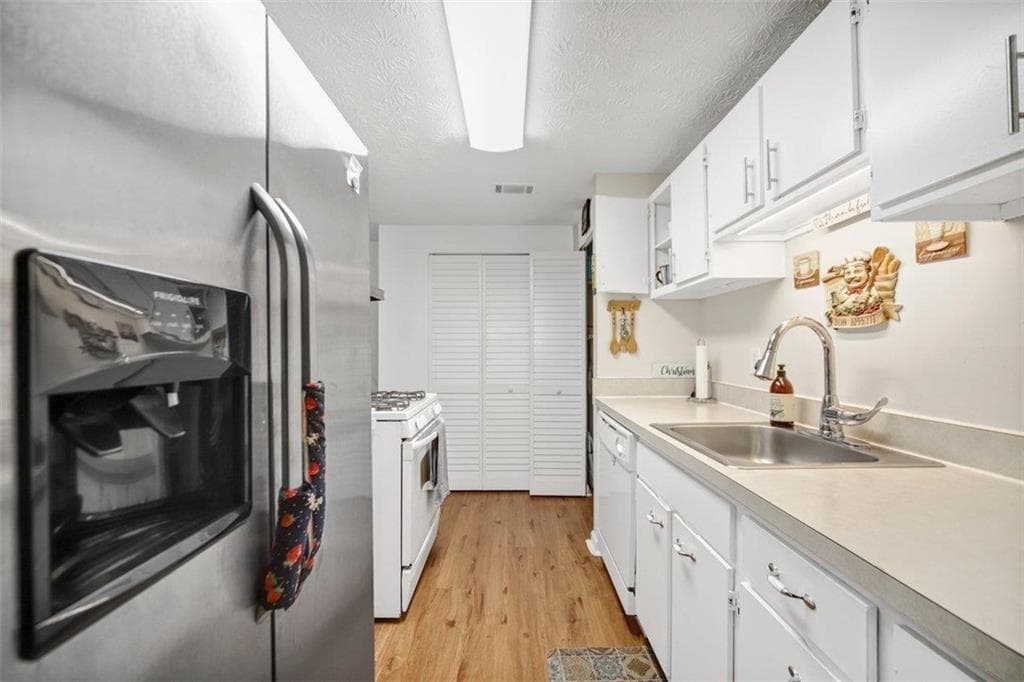 3 bedroom, 2 bathroom, 1,040 sq ft single family residence for sale at 3184 Newcastle Way, Snellville, GA 30039 — photo 7