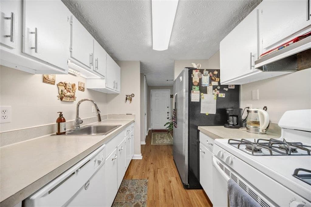 3 bedroom, 2 bathroom, 1,040 sq ft single family residence for sale at 3184 Newcastle Way, Snellville, GA 30039 — photo 8