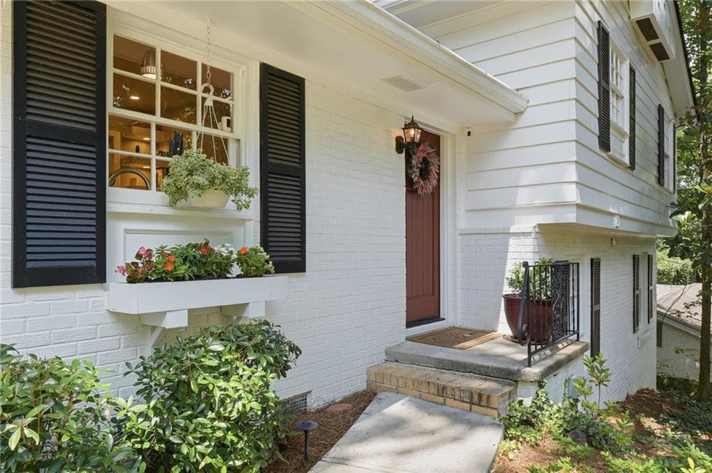 4 bedroom, 2 bathroom, 2,337 sq ft single family residence for sale at 2360 Honeysuckle Lane, Smyrna, GA 30080 — photo 4