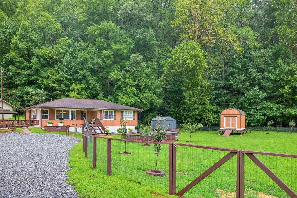 3 bedroom, 1 bathroom, 1,344 sq ft single family residence under contract at 8 Taylor Road, Helen, GA 30545 — photo 4