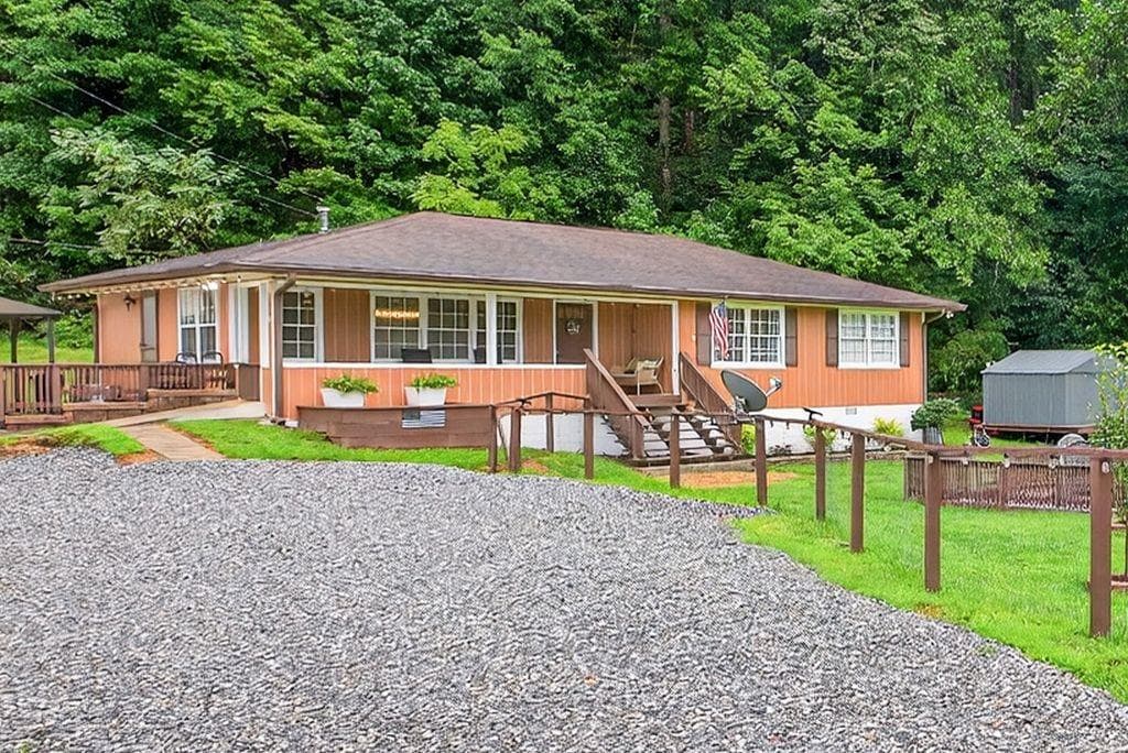 3 bedroom, 1 bathroom, 1,344 sq ft single family residence under contract at 8 Taylor Road, Helen, GA 30545 — photo 5