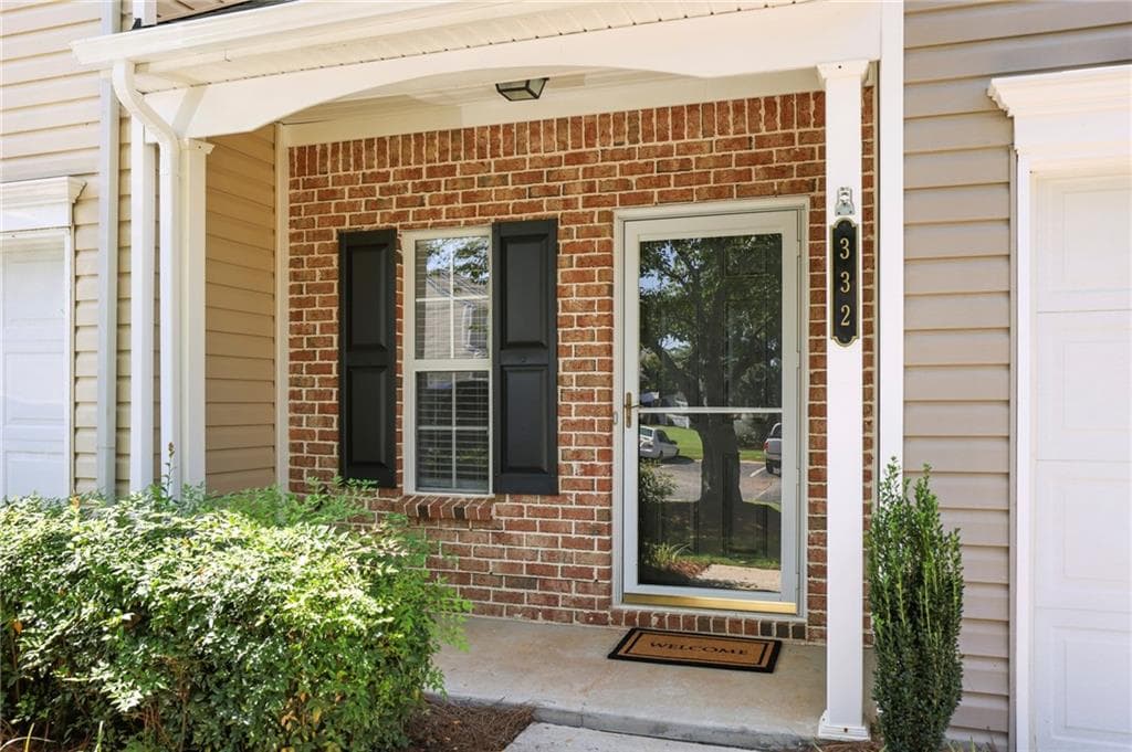 3 bedroom, 3 bathroom, 1,639 sq ft townhouse for sale at 332 Azalea Circle, Cumming, GA 30040 — photo 3
