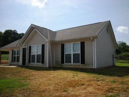 3 bedroom, 2 bathroom, 1,227 sq ft single family residence for rent at 129 Farm View Lane, Dahlonega, GA 30533 for $1,800 a month — photo 2