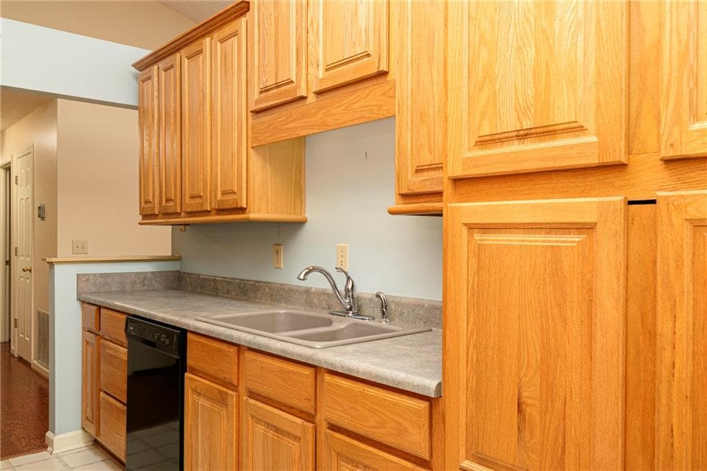 3 bedroom, 2 bathroom, 1,400 sq ft single family residence for sale at 5021 River Rock Way, Woodstock, GA 30188 — photo 8