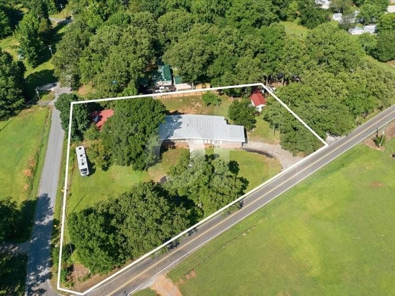4 bedroom, 3 bathroom, 2,703 sq ft single family residence for sale at 1960 County Road 102, Cedar Bluff, AL 35959 — photo 3