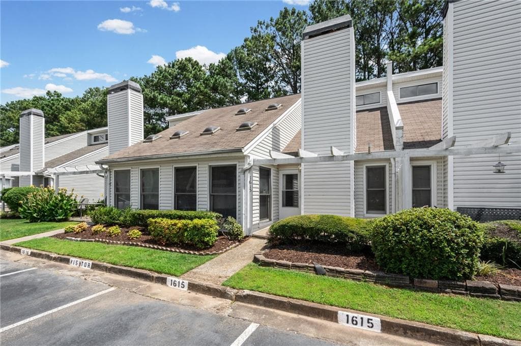 3 bedroom, 2 bathroom, 1,241 sq ft condominium for sale at 1615 Homestead Trail, Alpharetta, GA 30004 — photo 4