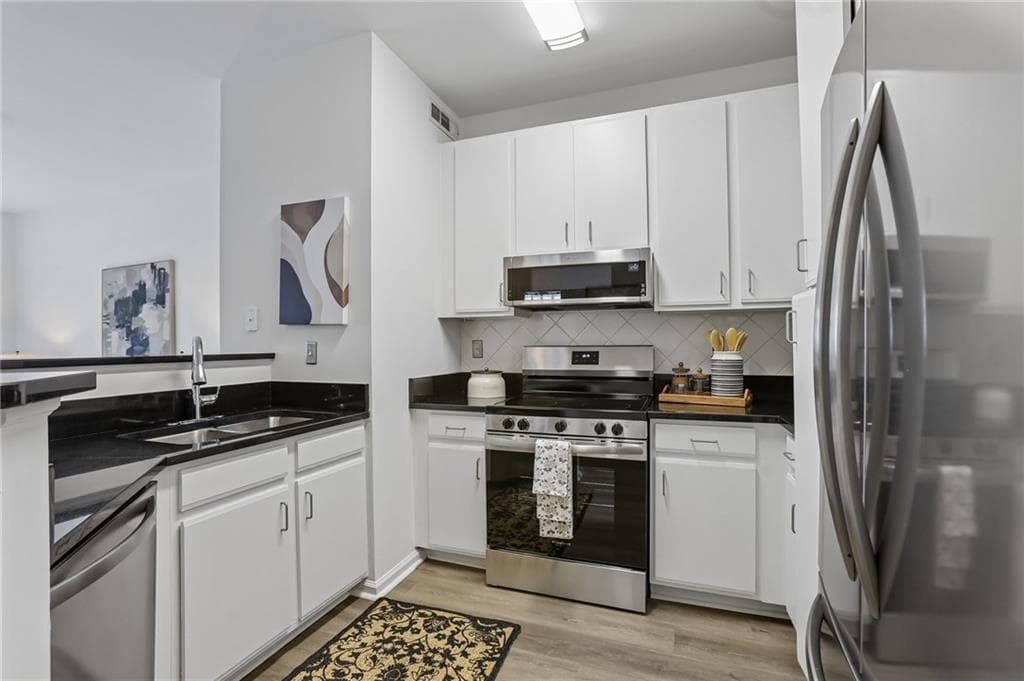 1 bedroom, 1 bathroom, 646 sq ft condominium under contract at 821 Ralph McGill Boulevard 3126, Atlanta, GA 30306 — photo 4