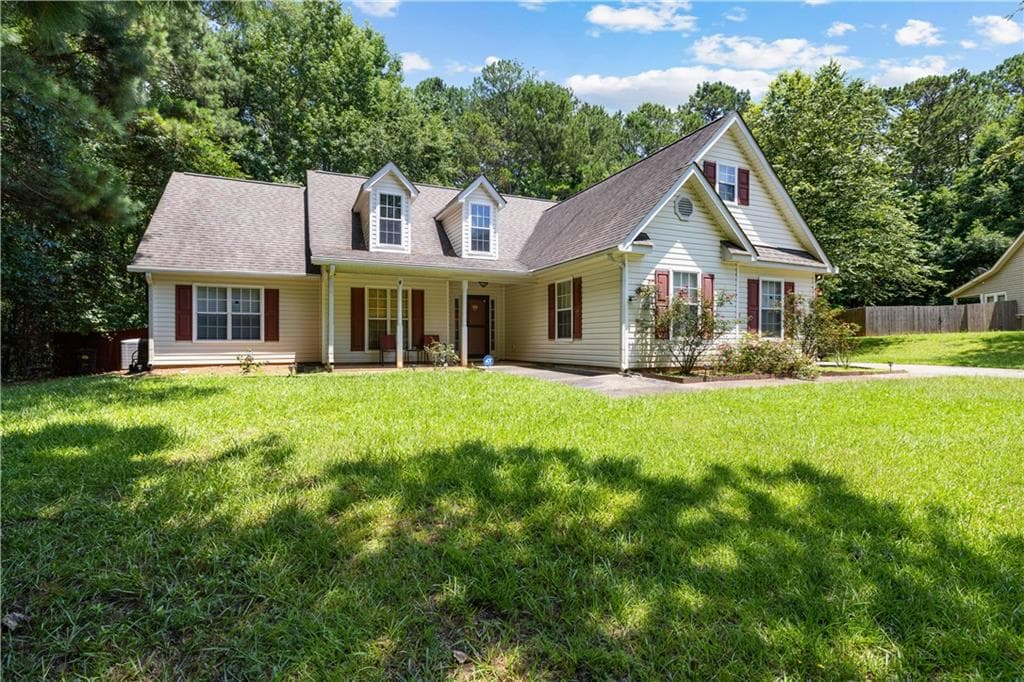 3 bedroom, 2 bathroom, 1,916 sq ft single family residence for sale at 333 Cascade Court, Hampton, GA 30228 — photo 1 of 37