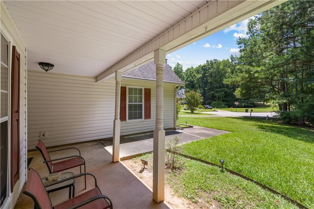 3 bedroom, 2 bathroom, 1,916 sq ft single family residence for sale at 333 Cascade Court, Hampton, GA 30228 — photo 3