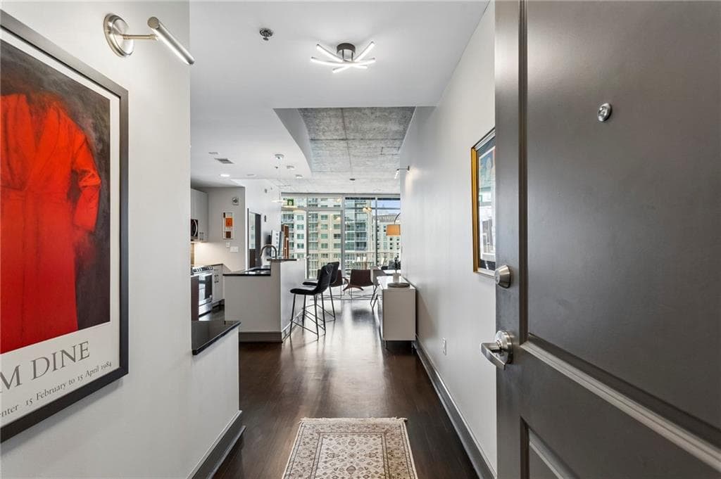 1 bedroom, 1 bathroom, 828 sq ft condominium under contract at 44 Peachtree Place 1733, Atlanta, GA 30309 — photo 2