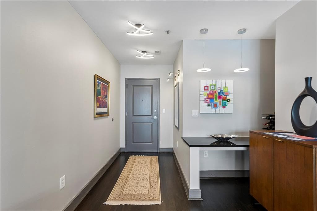 1 bedroom, 1 bathroom, 828 sq ft condominium under contract at 44 Peachtree Place 1733, Atlanta, GA 30309 — photo 3