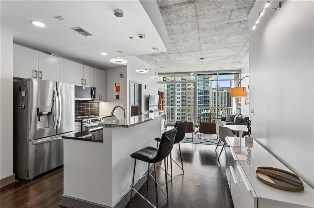 1 bedroom, 1 bathroom, 828 sq ft condominium under contract at 44 Peachtree Place 1733, Atlanta, GA 30309 — photo 4