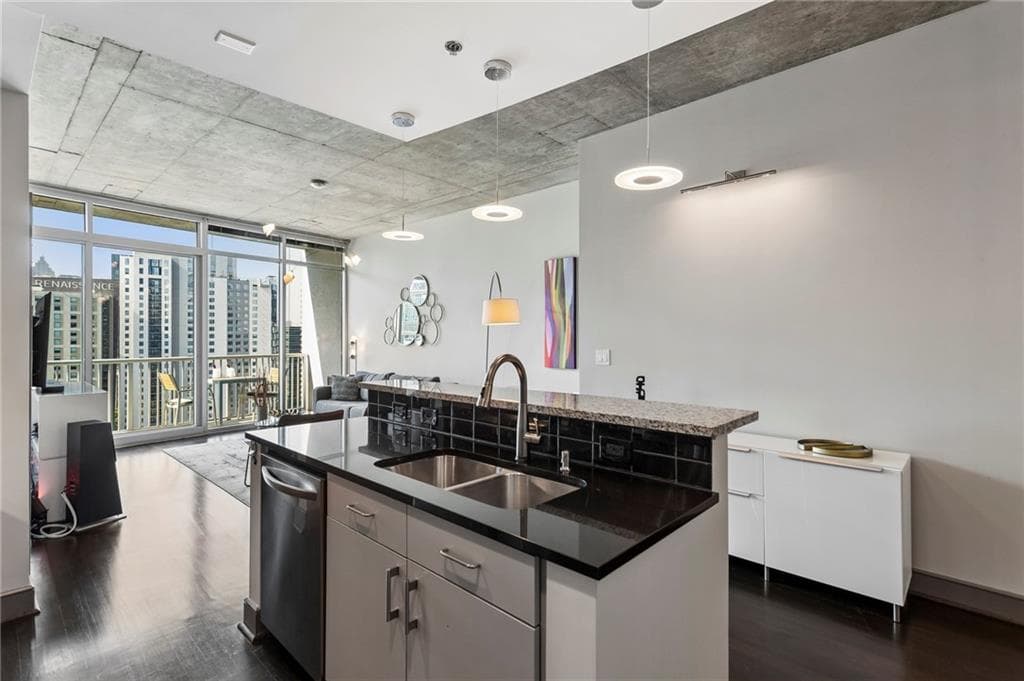 1 bedroom, 1 bathroom, 828 sq ft condominium under contract at 44 Peachtree Place 1733, Atlanta, GA 30309 — photo 5