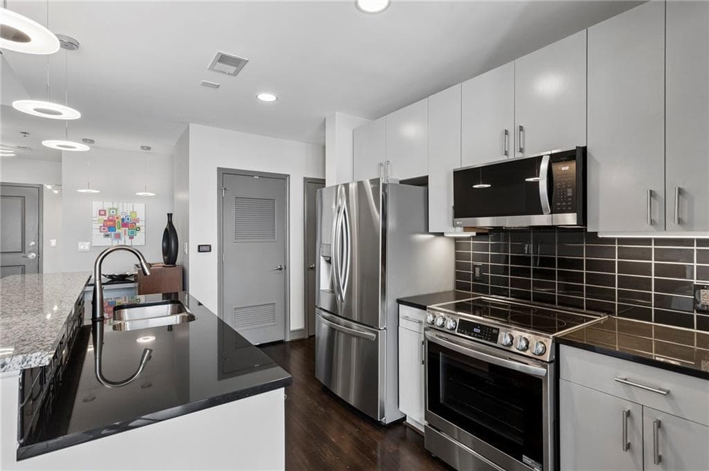 1 bedroom, 1 bathroom, 828 sq ft condominium under contract at 44 Peachtree Place 1733, Atlanta, GA 30309 — photo 6