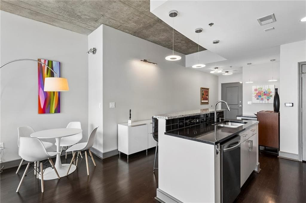1 bedroom, 1 bathroom, 828 sq ft condominium under contract at 44 Peachtree Place 1733, Atlanta, GA 30309 — photo 7