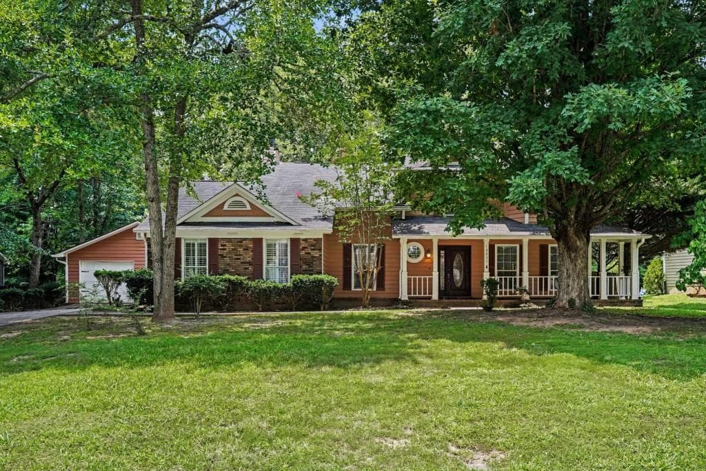 4 bedroom, 3 bathroom, 2,710 sq ft single family residence sold at 10035 Point View Drive, Jonesboro, GA 30238