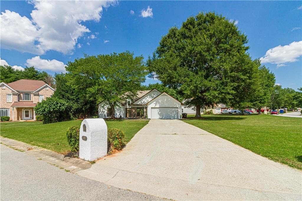 3 bedroom, 2 bathroom, 1,790 sq ft single family residence for sale at 100 Winslow Court, Mcdonough, GA 30253 — photo 3