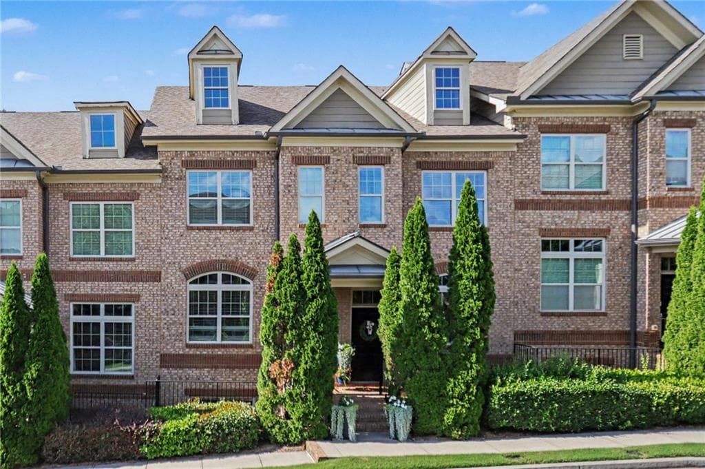 3 bedroom, 4 bathroom, 1,811 sq ft townhouse sold at 7460 Glisten Avenue, Atlanta, GA 30328