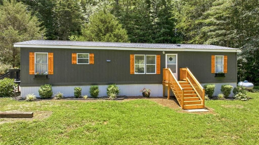 3 bedroom, 2 bathroom, 1,404 sq ft single family residence under contract at 3561 Yonah Homer Road, Alto, GA 30510