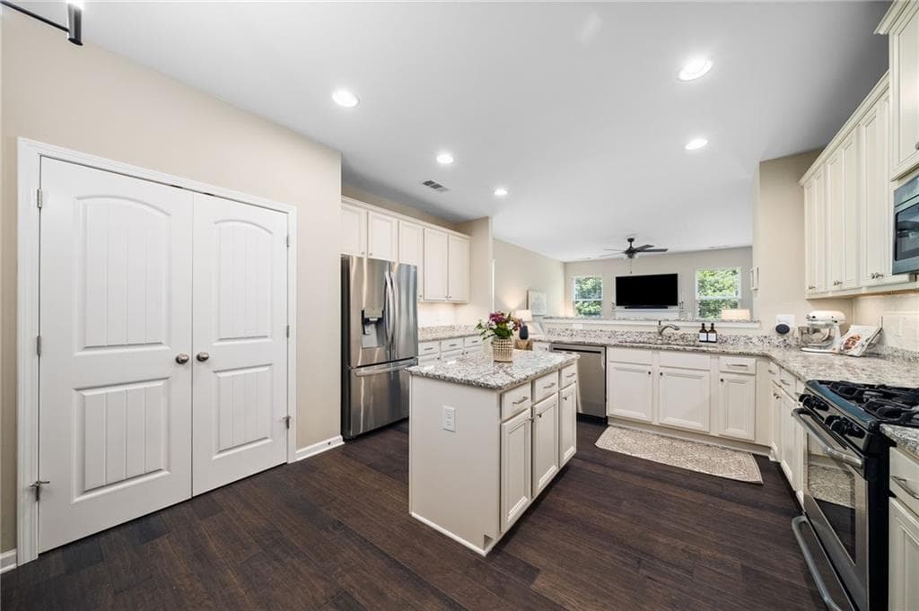 4 bedroom, 3 bathroom, 2,359 sq ft single family residence for sale at 120 Kasey Drive, Woodstock, GA 30189 — photo 5