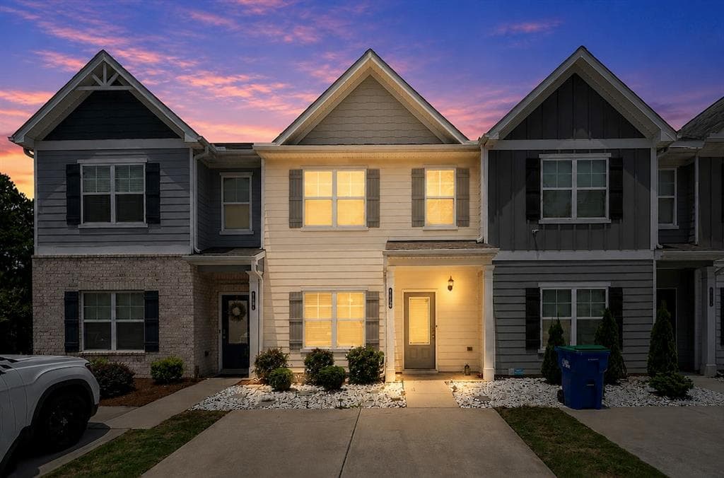 3 bedroom, 3 bathroom, 1,816 sq ft townhouse for sale at 4349 Mallory Court, Union City, GA 30291 — photo 2