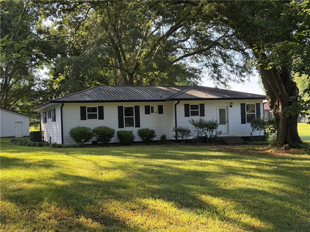 3 bedroom, 3 bathroom, 2,000 sq ft single family residence for sale at 220 John Phillips Road, Cedartown, GA 30125 — photo 1 of 28
