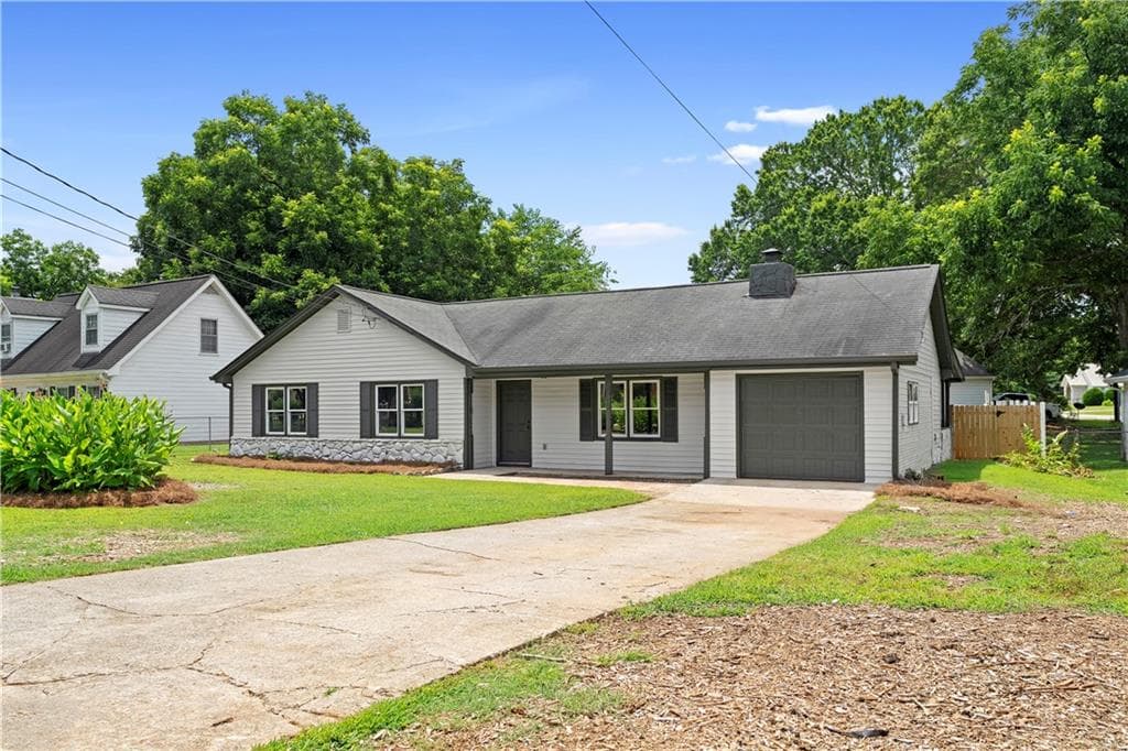 3 bedroom, 2 bathroom, 1,512 sq ft single family residence under contract at 201 Cabriolet Trail, Mcdonough, GA 30253 — photo 2