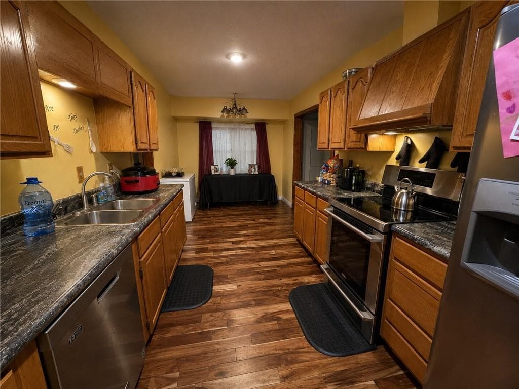 3 bedroom, 2 bathroom, 1,974 sq ft single family residence for sale at 30 Price Drive, Locust Grove, GA 30248 — photo 2