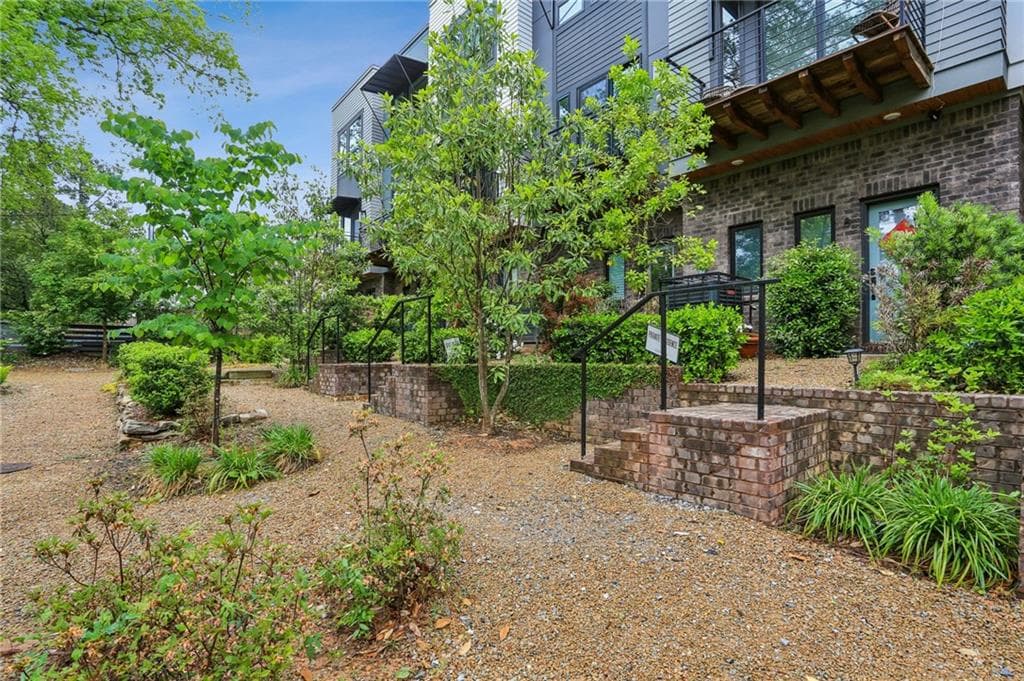 2 bedroom, 3 bathroom, 1,440 sq ft townhouse for sale at 2199 Lenox Road 11, Atlanta, GA 30324 — photo 2
