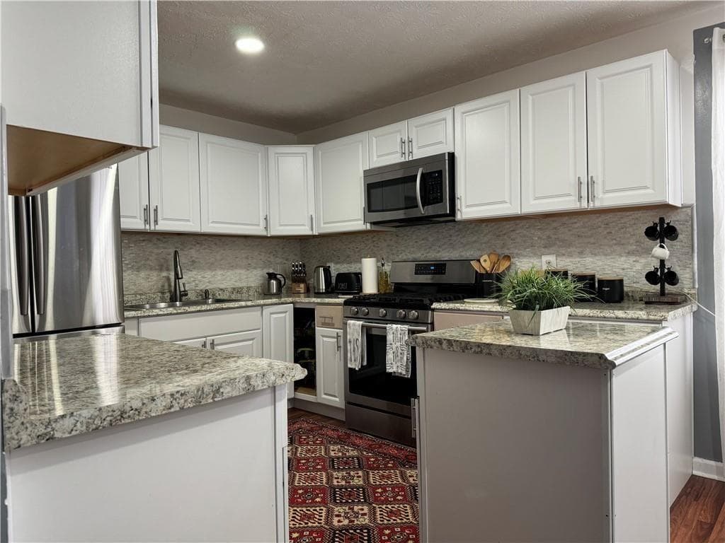 3 bedroom, 3 bathroom, 1,702 sq ft single family residence under contract at 5574 Wylmoor Drive, Norcross, GA 30093 — photo 2