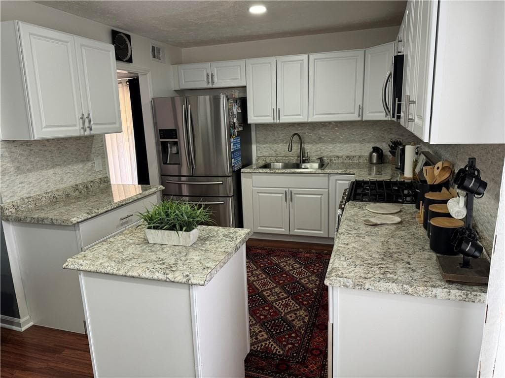3 bedroom, 3 bathroom, 1,702 sq ft single family residence under contract at 5574 Wylmoor Drive, Norcross, GA 30093 — photo 3