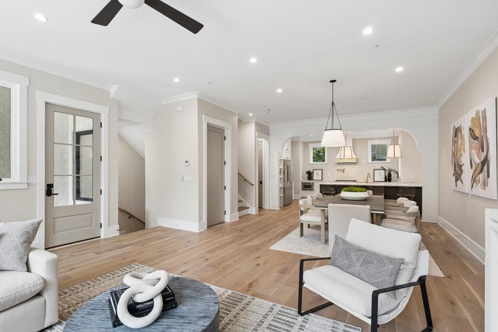 4 bedroom, 5 bathroom, 3,934 sq ft townhouse for sale at 3513 Kingsboro Road, Atlanta, GA 30326 — photo 2
