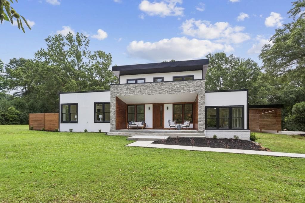 3 bedroom, 3 bathroom, 3,086 sq ft single family residence under contract at 603 W Sandtown Road, Marietta, GA 30064 — photo 2